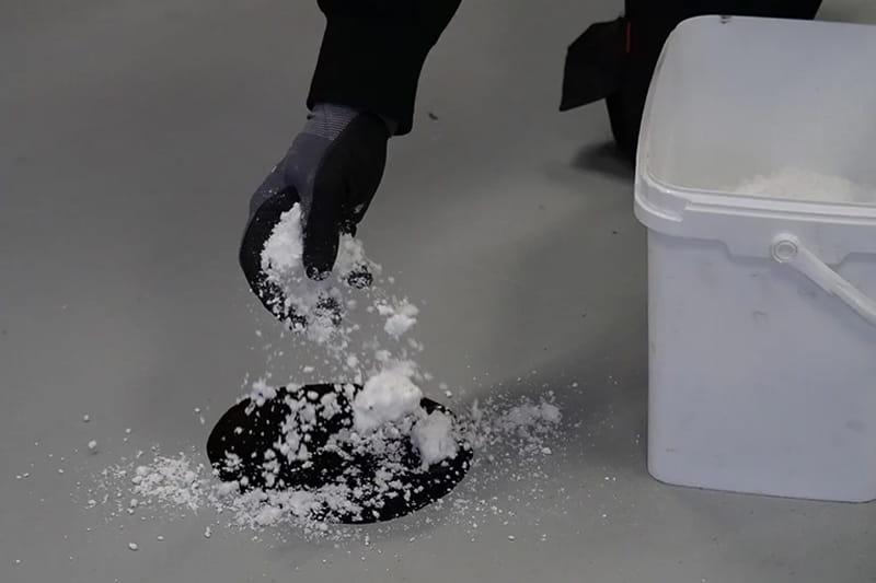<p>Sølt olje eller maling på gulvet? Med Würth universal polymer absorbent granulat blir du fort kvitt væsken!</p>

