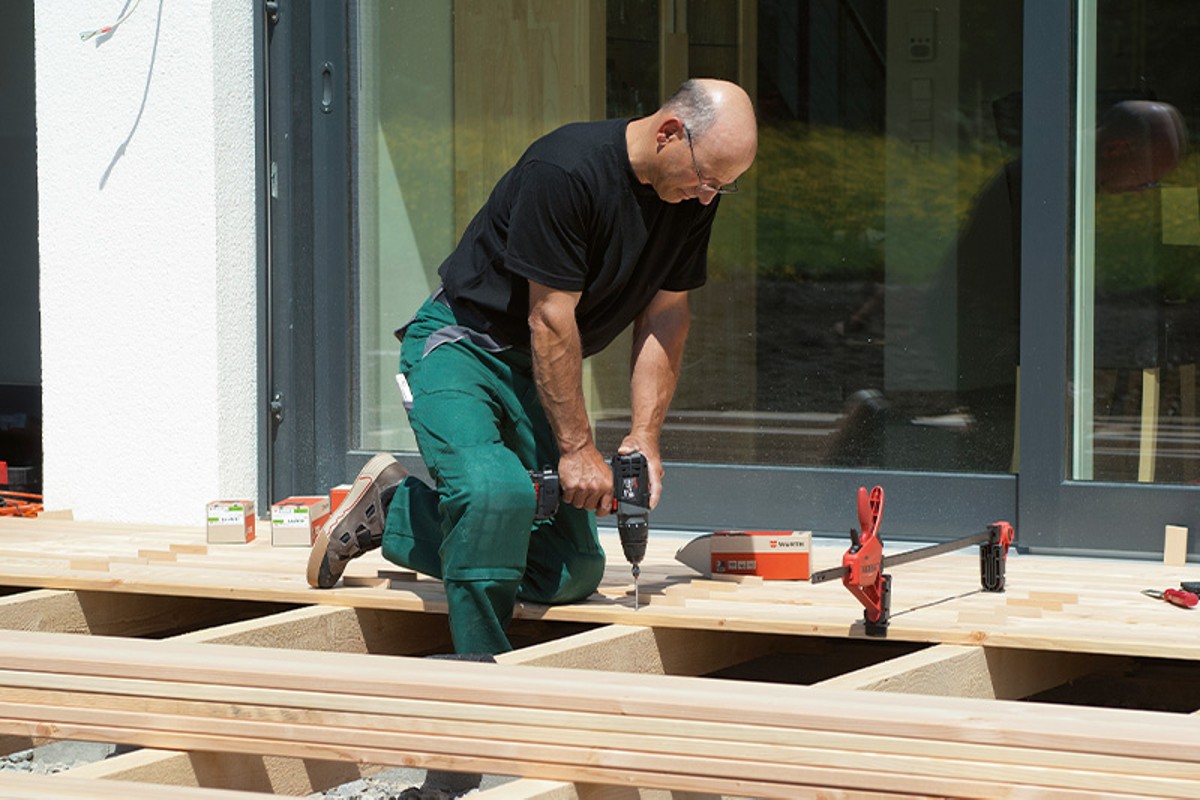 Montering av terrassebord